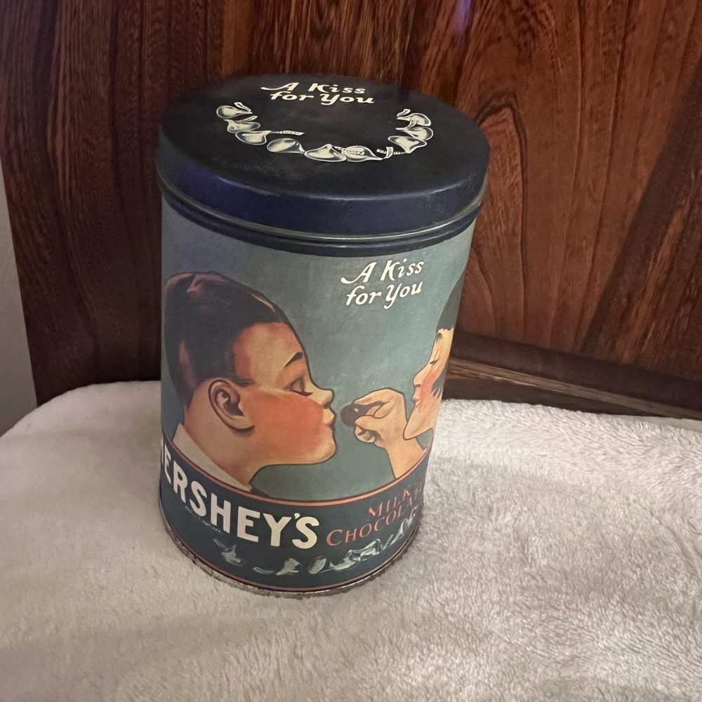 Hershey’s Milk Chocolate Kisses 1980 Vintage Metal Tin, good condition